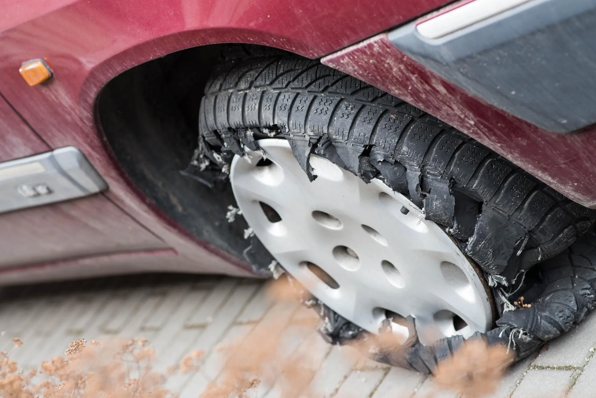 Durrdefekt az autópályán: hogyan kezeljük a vészhelyzetet?