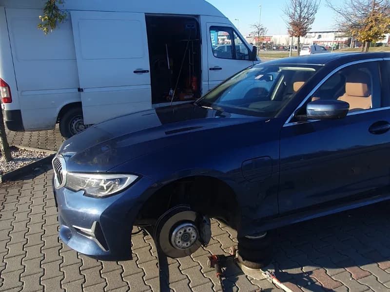 Tyre fitting on an SUV